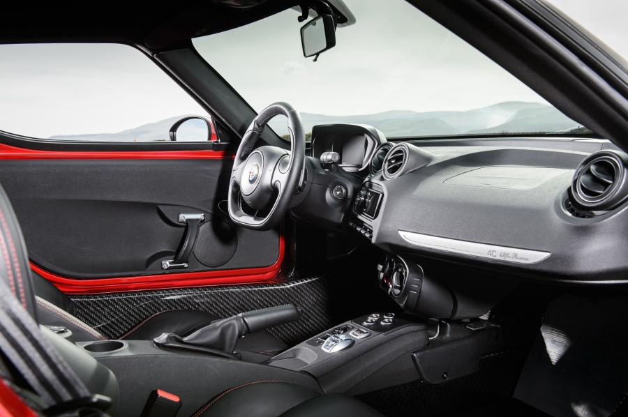 Интерьер Alfa Romeo 4C (960) 2013 года  (WW) (фото 27 из 77)